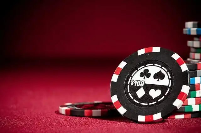 Filipino player accessing kijiji casino on a smartphone at home